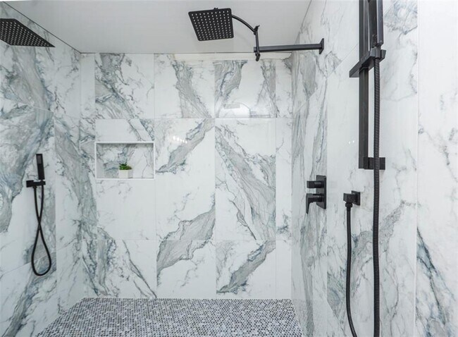 Building Photo - 2908 N Hills Dr NE