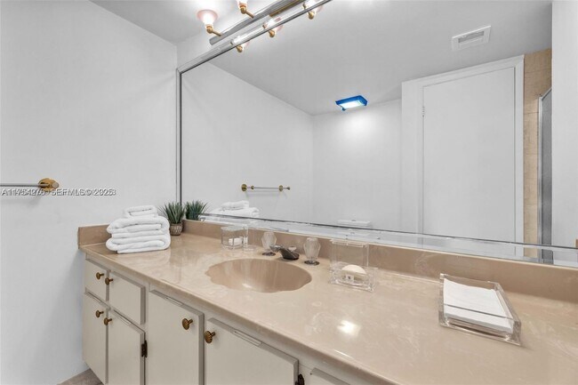 Building Photo - 1717 N Bayshore Dr