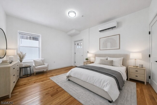 Building Photo - 52 James St