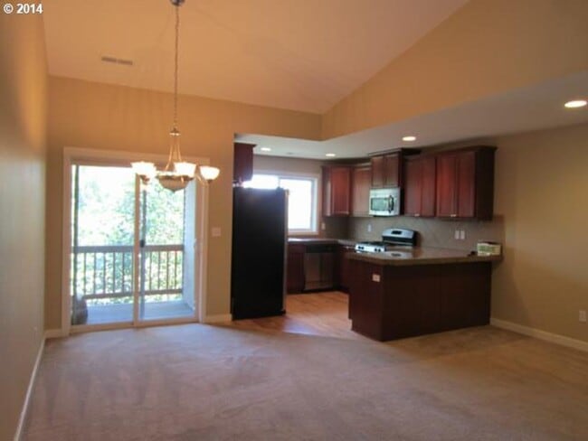 Building Photo - Charming 3 Bedroom 2.5 Bath Townhouse in the St. Johns Area! Garage and Washer & Dryer Provided