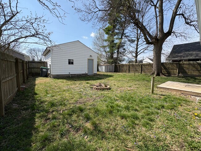 Building Photo - 645 Forest Ave