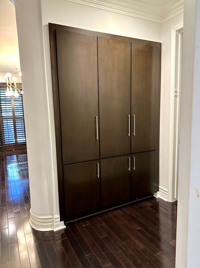 Building Photo - 850 N Croft Ave