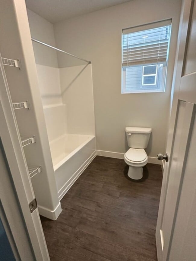 Building Photo - Gorgeous Condo!