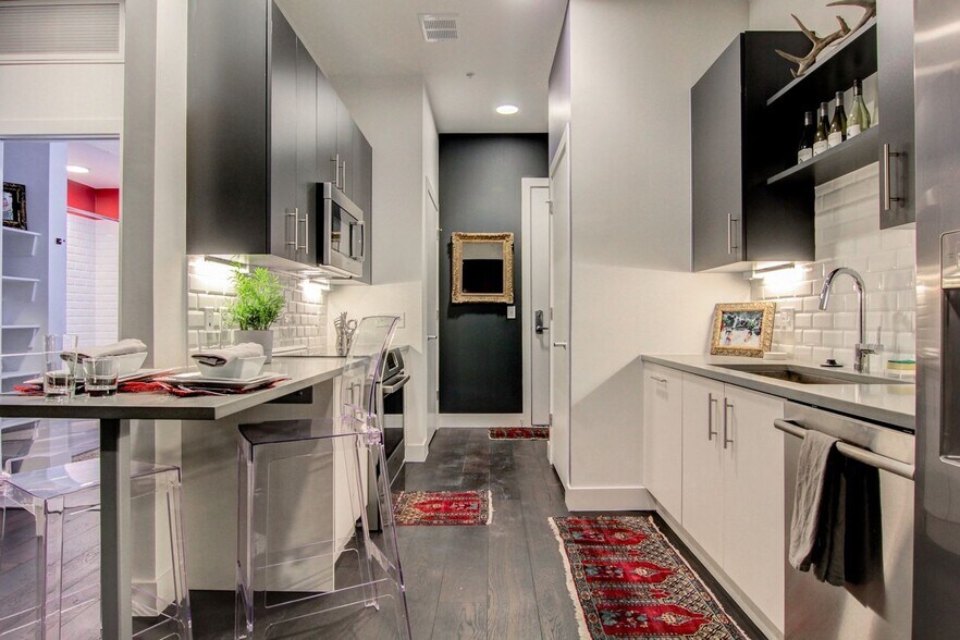 Building Photo - 2550 Lawrence St