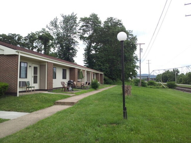 Building Photo - 2 BR