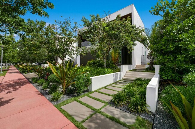 Building Photo - 1031 W 48th St