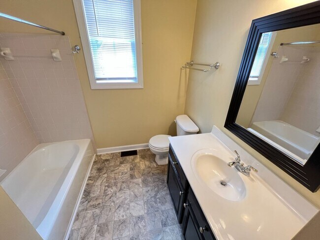 Building Photo - 1006 Goldenview Ct