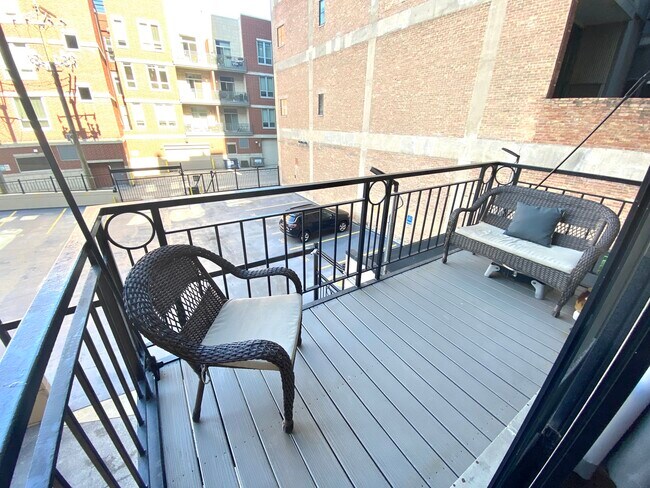 Building Photo - 1250 W Van Buren St