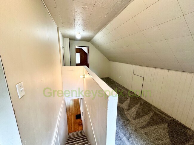 Building Photo - 3-Bedroom, 2-Bathroom House with Attached Garage and Workshop Near Belmont and SE 45th