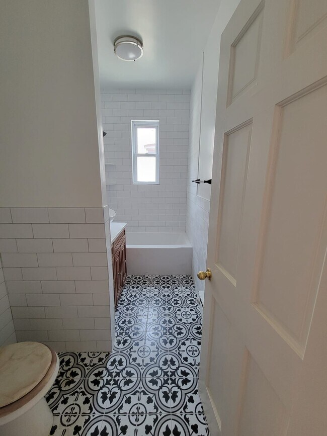 Bathroom - 404 Hawthorne St