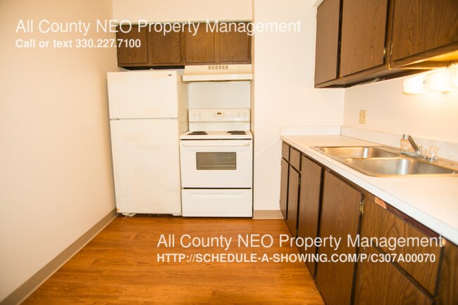 Building Photo - 737 Center Ave