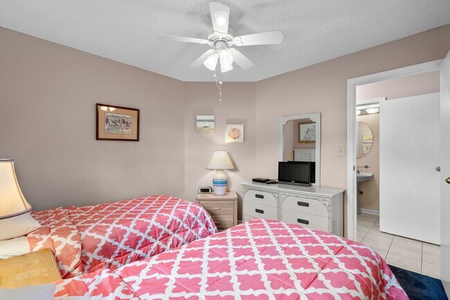 Building Photo - First Floor Seasonal Rental Available December 1, 2025-June 30, 2026-Golf Colony 40S