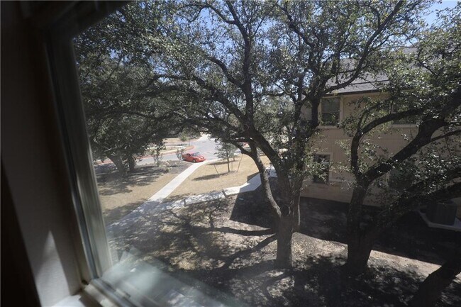 Building Photo - 13800 Lyndhurst St