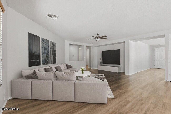 Building Photo - 18391 W Stinson Dr