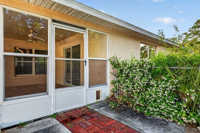 Building Photo - Available NOW - 3/2 Split Plan Home in Eustis with large Florida Rm!