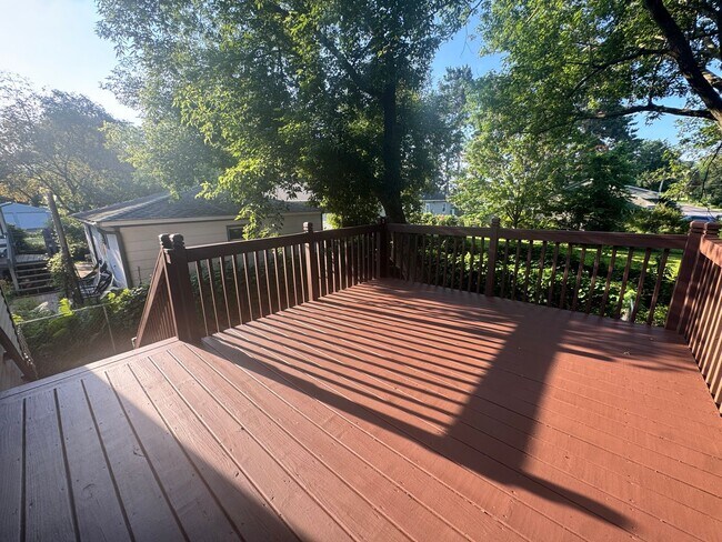 Building Photo - Rent Special!!! Walk To The Lake!