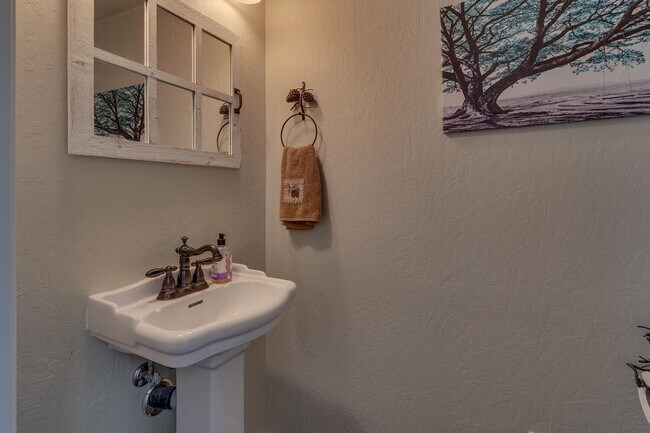 Building Photo - Updated condo with lakeviews