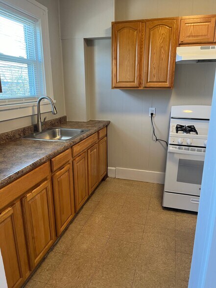 Building Photo - 40 Newcomb St