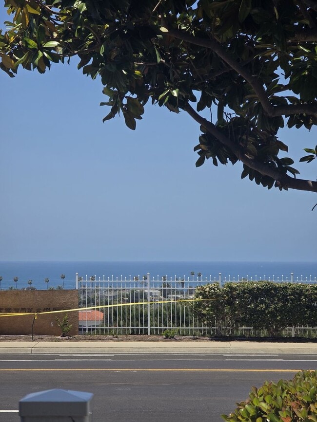 Building Photo - Coastal Living: 2-Bed, 1.5-Bath Townhome w...