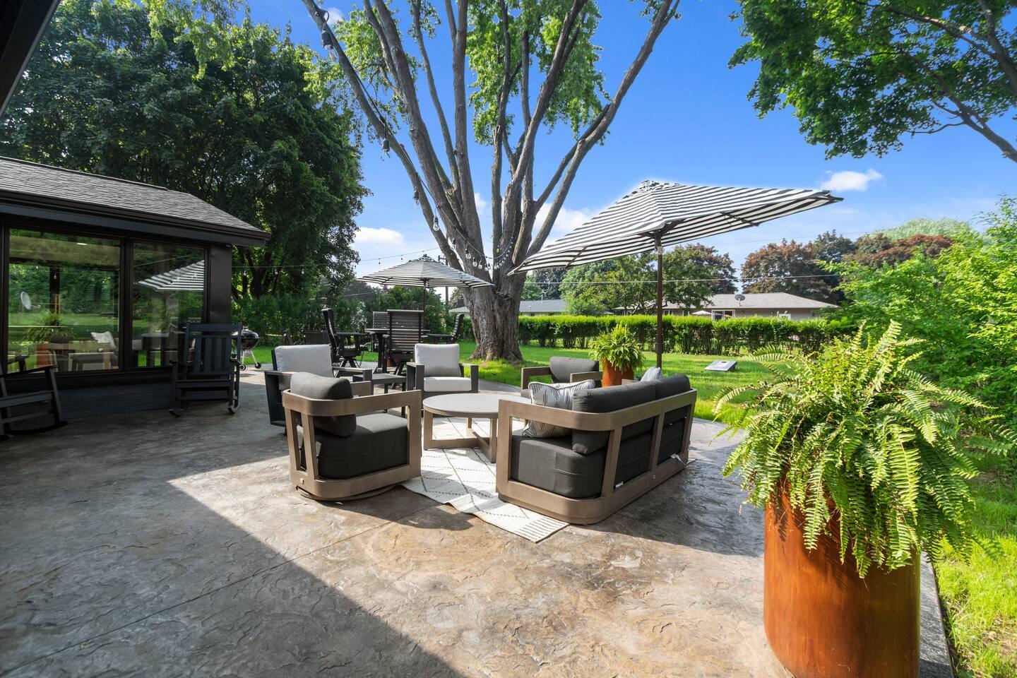 Building Photo - 1095 April Ln