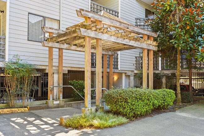 Building Photo - Modern 2-Bedroom Condo in Shoreline with Stylish Finishes