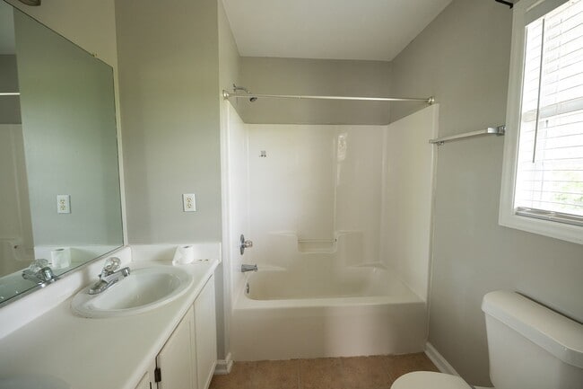 Building Photo - Charming 3 bedroom 2 bath ranch style home in Greensboro with covered front porch!
