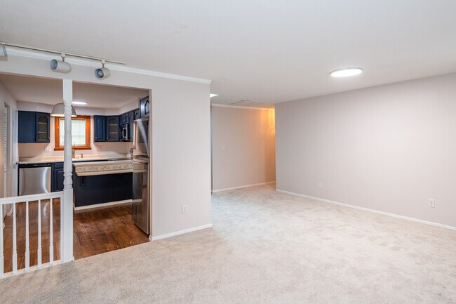 Building Photo - 6757 Summerdale Dr