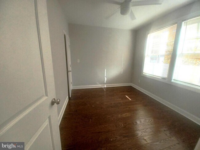 Building Photo - 1018 13th St SE