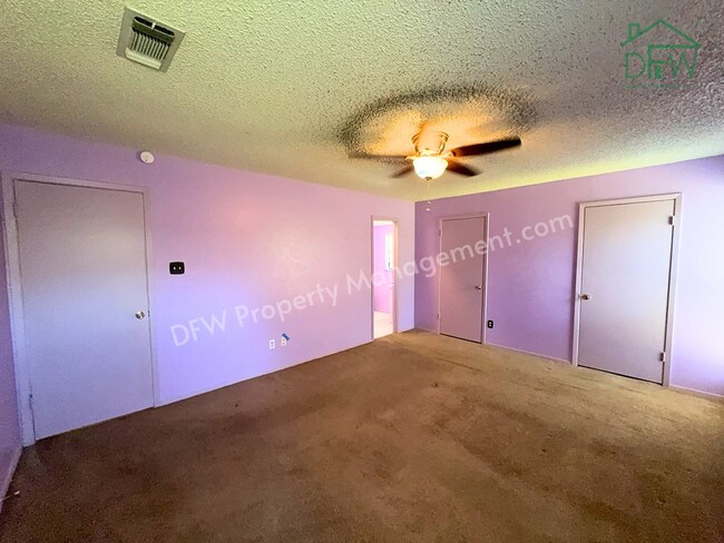 Building Photo - Spacious 3-Bedroom Home for Lease with Large Fenced Backyard in Quiet Benbrook Neighborhood