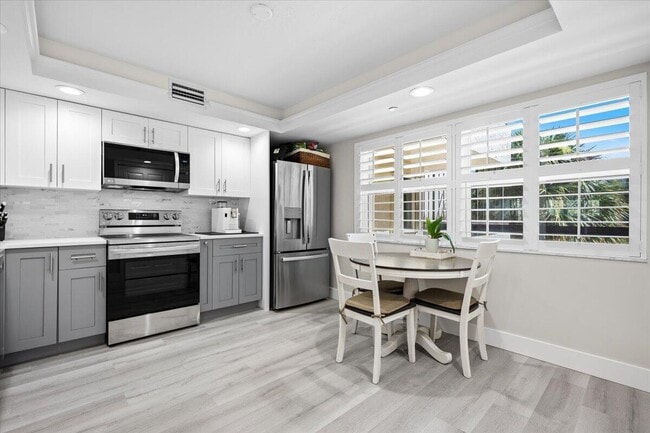 Building Photo - 364 Golfview Rd