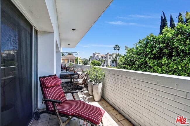 Building Photo - 999 N Doheny Dr
