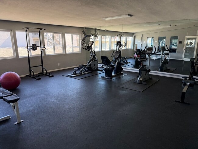 Building Photo - 1021 Scott St