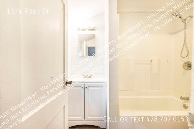 Building Photo - 1374 Ross St