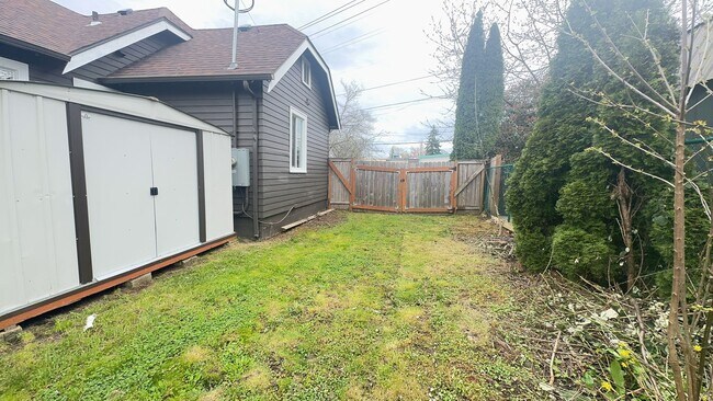 Building Photo - Cute Bungalow - Close to Downtown + Finished Basement!!