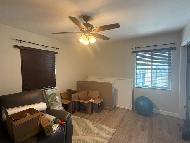 Building Photo - 3 Bedroom 2 Bathroom House Available Septe...