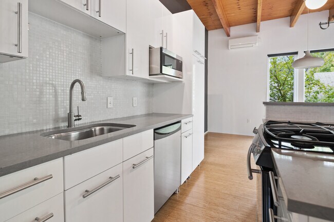 Building Photo - 504 NE Brazee St