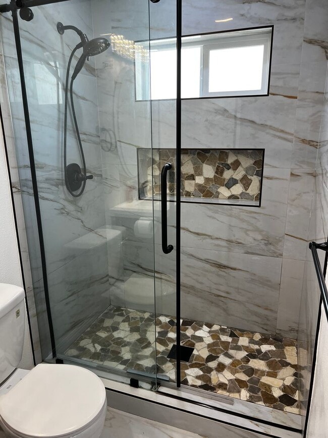 Building Photo - 3 Bed 2 Bath Home For Rent in an Excellent...