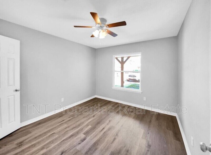 Building Photo - 1518 Pine Ridge Dr