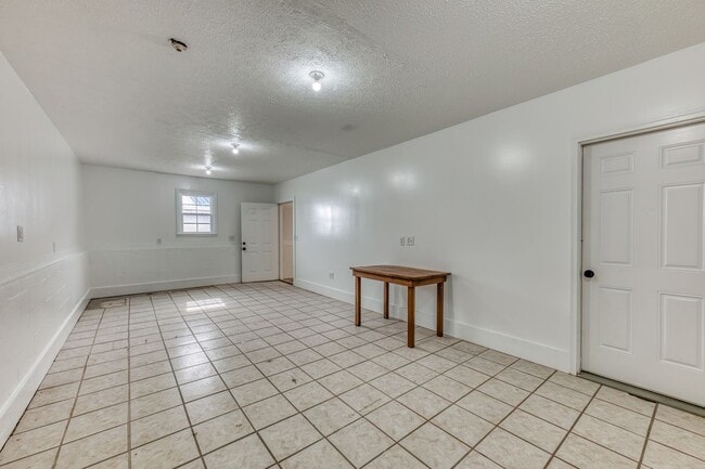 Building Photo - 5 Bedroom / 3.5 Bath Home Blountville, TN