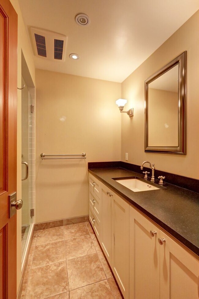 Building Photo - Welcome Home to Your Beautiful Oasis in En...