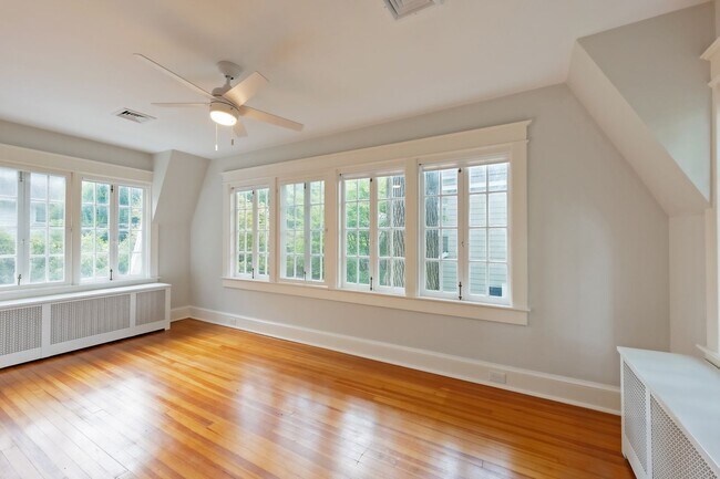 Building Photo - 4BR 3.5 BA Chevy Chase Gem is Move-in Read...