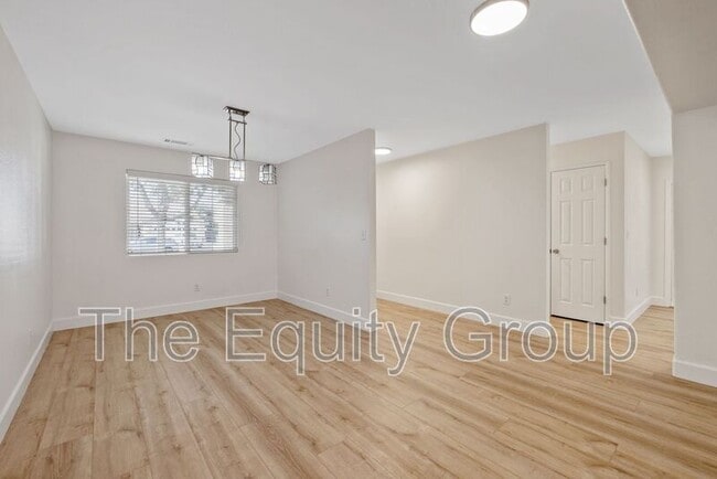 Building Photo - 3835 E Oak Ave