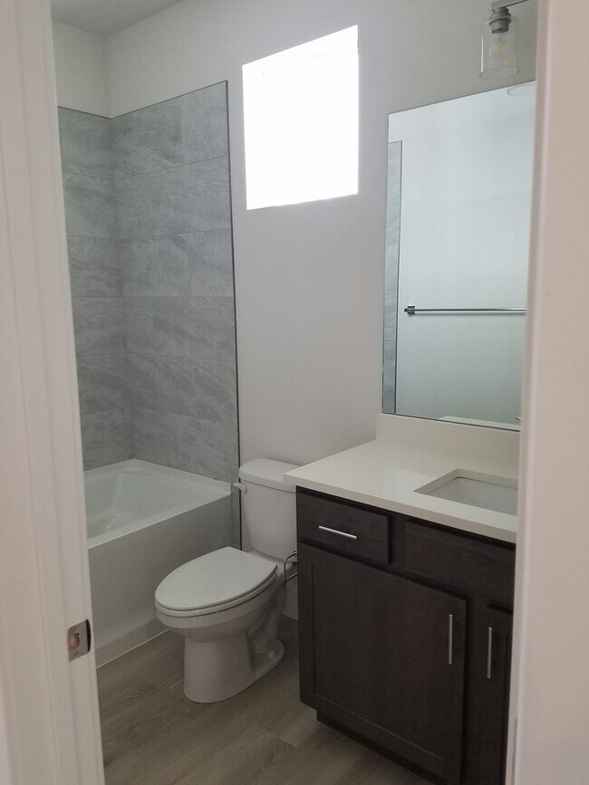 Building Photo - 3 Bed 2.5 Bath in Belgrade with attached d...