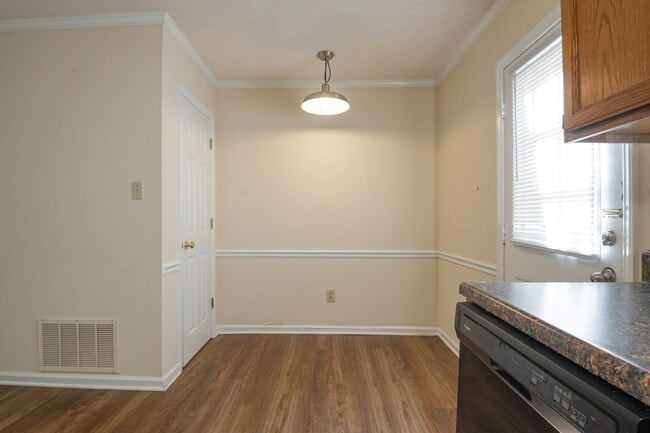 Building Photo - A must see 2 BEDROOM Townhome ! Convenient...