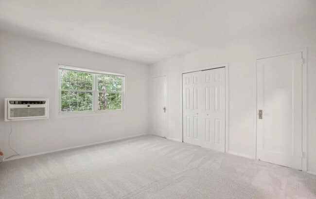 Building Photo - Charming Tree-Top Condo in Historic Parkfa...