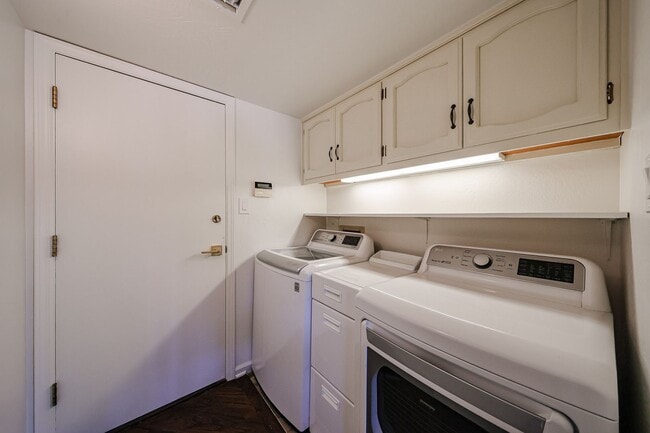 Building Photo - Scottsdale Country Club Living!