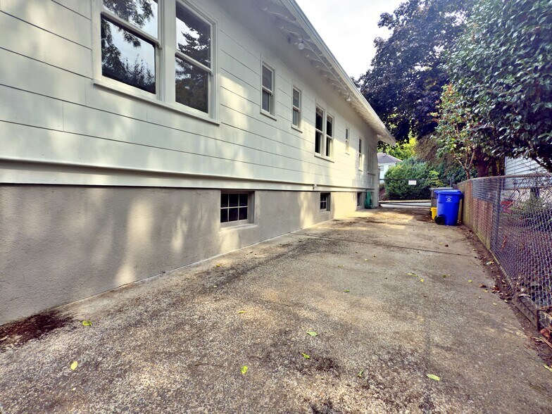 Building Photo - 125 NE 84th Ave