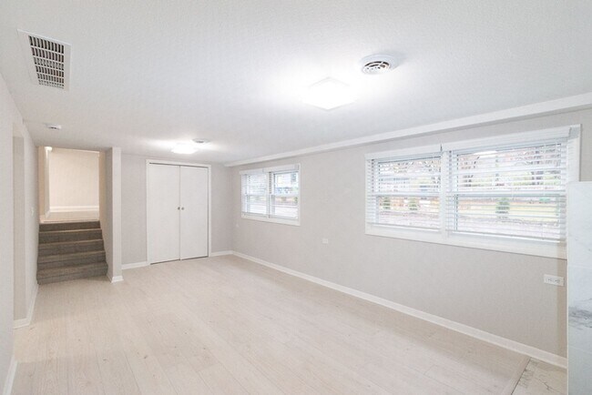 Building Photo - Gorgeous fully updated 3 bed 3 bath near KU Campus!