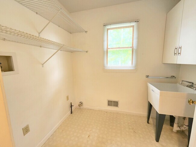 Building Photo - 9 Wisteria Ln