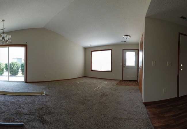 Building Photo - One Level 2 Bedroom Townhome